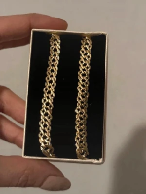 Bismarck halsband 18k pläterade - Trendigt super fint Bismarck halsband 50cm med 18k plätering och stämplar. Kommer med box