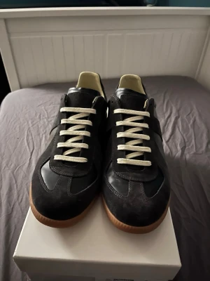  Maison Margiela Gats - Maison Margiela Gats storlek 42I Bara använd ett få tal gångenI 10/10 skick. Pris kan diskuteras vid snabb affär 