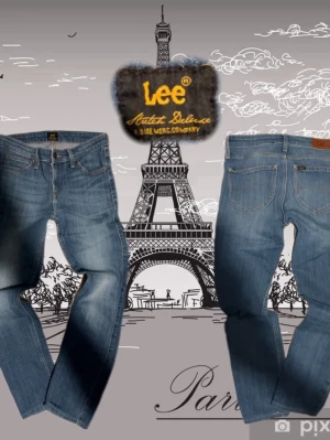 Blå Lee jeans med klassisk passform - Snygga blå jeans från Lee med klassisk femficksdesign och raka ben. Jeansen har normal passform och är tillverkade i mjukt denimtyg av bomull. Perfekta för en avslappnad och stilren look.står w26 men skulle säga w28