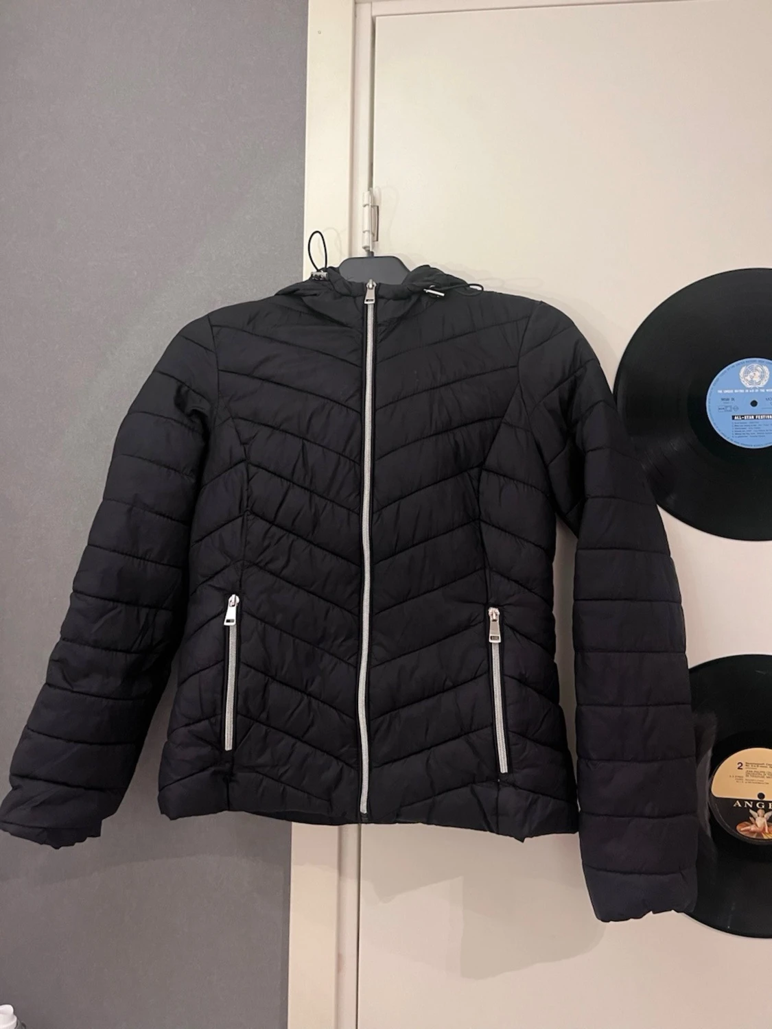 Svart dunjacka med huva - 3