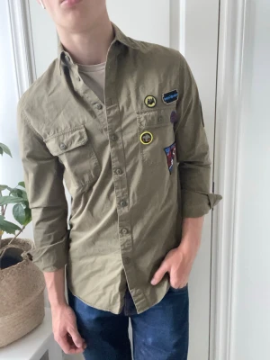 Zadig Voltaire overshirt  - Zadig Voltaire M, inga defekter! Sjukt unik overshirt som passar väldigt bra på modellen som är 180 cm 75 kg, inga defekter! 