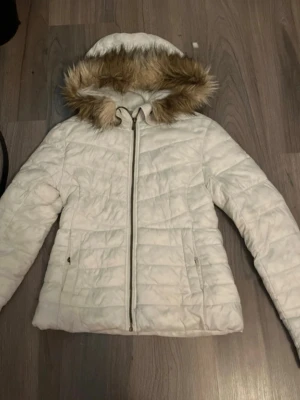 Y2k jacka - Skitsnygg jacka😍 det är några fläckar men man tänker inte så mycket på det det går säkert att tvätta bort❤️❤️skynda dig och köp innan den blir såld 