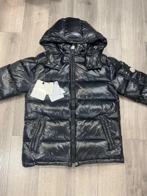 Moncler maya jacka - Moncler maya jacka i nyskick utan några konstigheter 10/10. Tillkommer med alla tillbehör som tags, påse Qr kod samf NFC scan. Hör gärna av er vid intresse!!