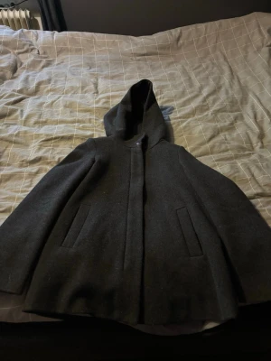Mörkgrå kappa med huva från Vero Moda - Kappa dam i fint skick  knappt använd  Storlek XS