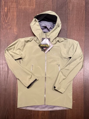 Arcteryx jacka - Säljer denna feta Arcteryx jackan som är i storlek L och sprillans ny. Den är i en grön färg men är mörkare i verkligheten än vad den är på bilden, ungefär en olivgrön färg. Perfekt jacka till skidåkning eller regnigt/blåsigt väder. Bara att höra av sig vid frågor eller funderingar 