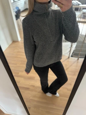 Stickad tröja - Jättefin stickad tröja med dragkedja från Vila❣️Lite nopprig.