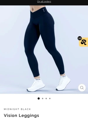 Midnattsblack Vision leggings DFYNE - Säljer ett par näst intill nya tights från DFYNE då dem är för stora för mig. Dem är använda 3 gånger och är som nya. Dem är i storlek M, säljer då jag ska köpa ett par i S istället💕💕