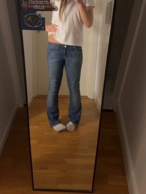 Blå bootcut jeans med slitningar - Säljer ett par blå bootcut jeans, tyvär har de fått två små färg fläckar som man ser på sista bilden men de går bort mer o mer för varje tvätt blanding av Stolek S & M