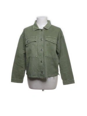Grön jeansjacka - Säljer denna snygga jeans jackan köpt på Sellpy men från början från Zara. Den är i bra mycket bra skick!