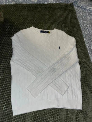 Ralph Lauren stickad tröja - Säljer min killes kabelstickade vita tröja från Polo Ralph Lauren.