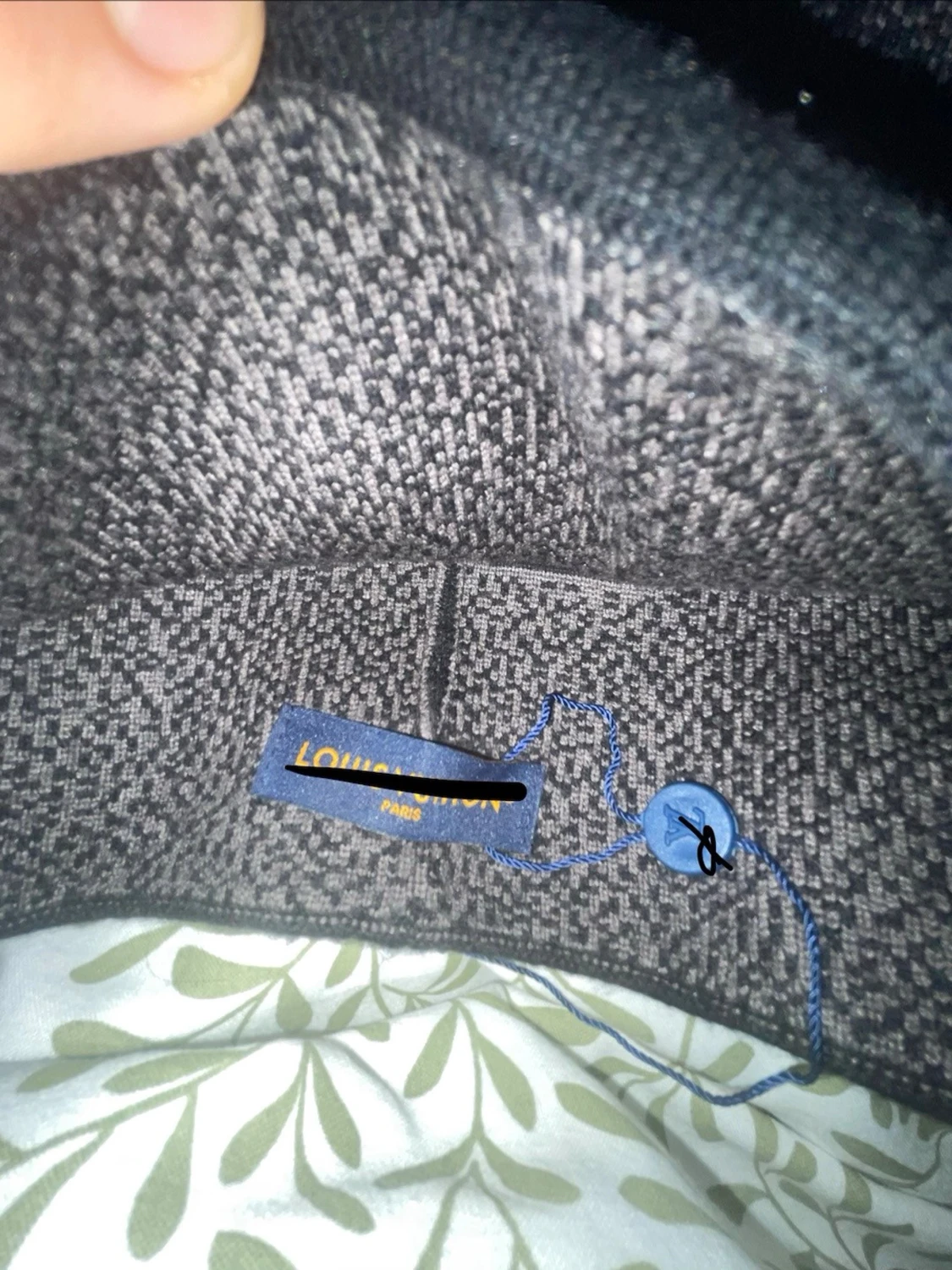 Mörkgrå mössa med blå kant - 1