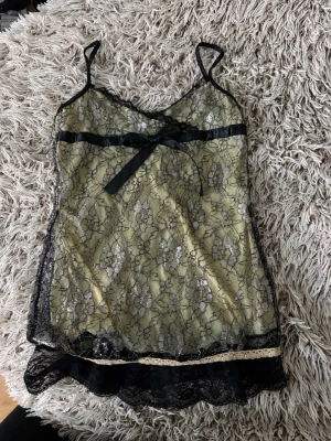 Snygg spets topp - Spets top var min mammas ett par många år sedan. Skicket är okej finns lösa trådar osv men är forf användbar och fin. Hade sagt att den är ca S\Xs