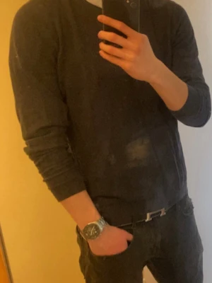 Mörkblå tröja från Joop  - En stilren mörkblå tröja från Joop med rund halsringning och långa ärmar. Tröjan har en enkel och klassisk design som passar till det mesta. Materialet är en kashmirblandning med ull, perfekt för lager på lager eller som den är. Priset är inte hugget i sten 😁