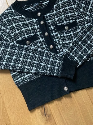 Rutig kofta!  - Svart och vit rutig kofta 🤍