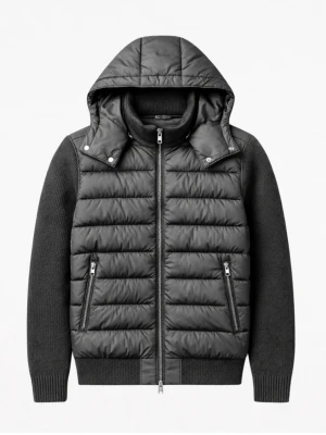 Svart teddyjacka med huva och dragkedja - Snygg svart teddyjacka med quiltad framsida, stickade ärmar och rygg. Jackan har avtagbar huva, två dragkedjefickor och hel dragkedja framtill. Perfekt för kyliga dagar och ger en modern look.