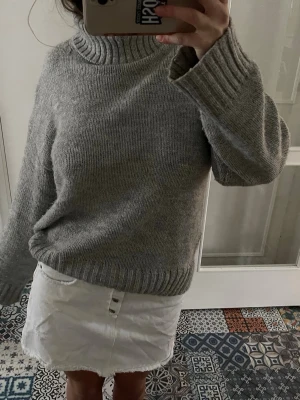 vit jeanskjol - så snygg vit mini jeanskjol från zara!! 🤍🤍