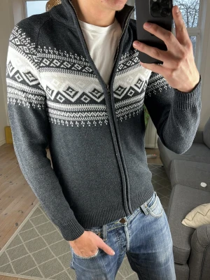 Mönsterstickad zip tröja  - Unik och riktigt schysst, perfekt till alla tillfällen. Mått: A:57 B:40 C:40 D:61 (cm)  Skriv vid fundering. 😇🙌