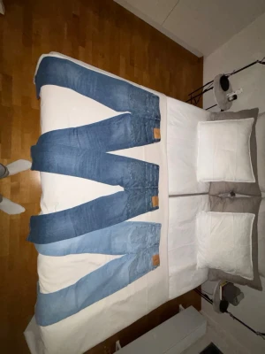 Jack and Jones jeans - Säljer dessa Jack and Jones jeans i modellen slim glenn. Använda ett fåtal gånger och är i nyskick. OBS‼️Antingen kan man köpa alla tre för 600kr eller 250kr/st. DM VID INTRESSE🙌🏼