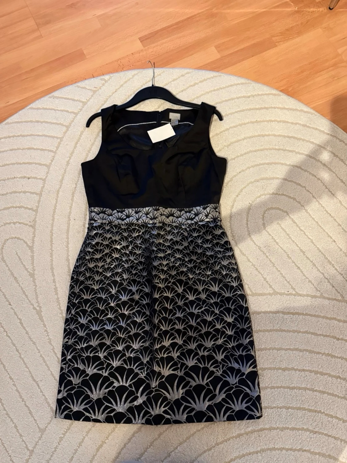 Svart och silvermönstrad kort klänning - 6