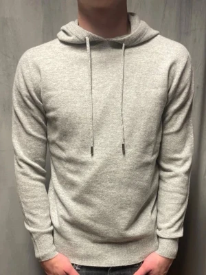 Kaschmir/Merinoull Hoodie  - Exklusiv och stilren Grå Kaschmir/Merino hoodie! Storlek S! Hoodien har bara testats, därför är skicket 10/10. Hör av dig vid minsta fråga ☺️✨