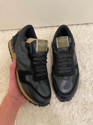 Valentino rockrunners - Nypris 7000! Äkta rockrunners senaste modellen ENDAST skorna medföljer! Storlek 40, skriv vid minsta fundering eller pris!
