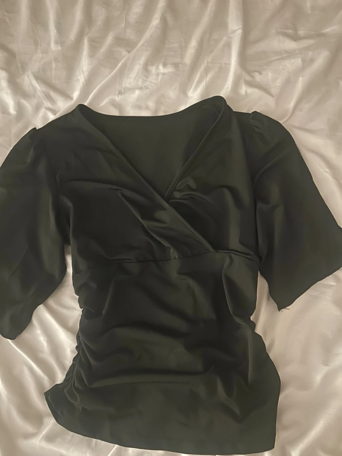 Svart omlottopp med puffärm