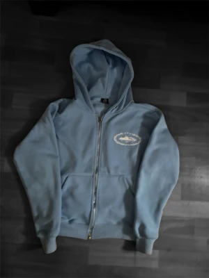 corteiz superior royale zip hoodie - Light blue Corteiz hoodie with zip-up front and logo details. Appears gently used with no visible flaws.  ⭐️ Condition: 8/10 🎨 Color: Light Blue 📦 Fast and careful shipping