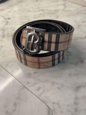 Burberry bälte - Burberry bälte i mycket fint skick och fräscht bälte