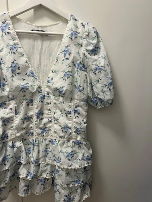 Volang klänning  - Volang klänning 🤍