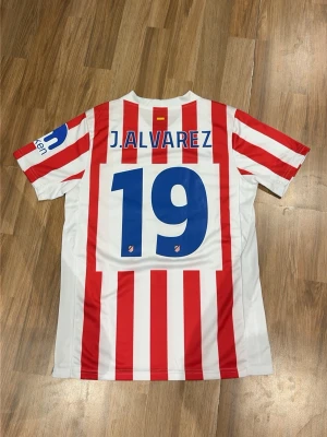 Alvarez tröja  - Säljer en fotbollströja från Atletico Madrid med #19 J.Alvarez på ryggen. Tröjan är helt ny.