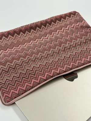 Azalea - SecondCazy UF - Azalea är vårat rosa datorfodral med slitstarkt missoni-inspirerat tyg. Fodralet ar vadderat med second hand-fleece som är behandlad med bivax för att göra fodralet vattenavvisande.•