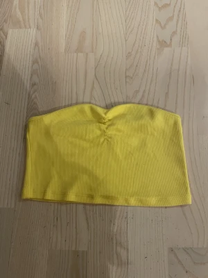 Gul ribbad bandeau topp - Snygg gul ribbad bandeau topp. Perfekt nu till stranden 💗🩵