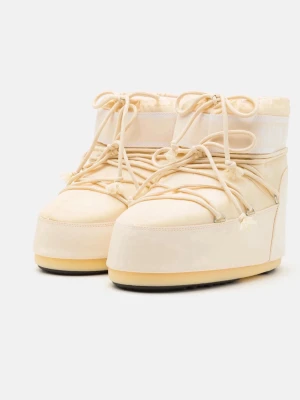 Beige Moon Boots - Säljer ett par creamfärgade Moon Boots i låg modell. Storlek 36-38. Köpta på Zalando. Inte mina bilder så skriv till mig vid intresse så skickar jag💞