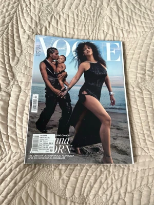 Vogue magasin mars 2023 - Snyggt modemagasin från Vogue, mars 2023, med omslagsfoto på en strand. Magasinet har färgstarka bilder, modeinspiration och intervjuer. Perfekt för dig som gillar mode, trender och kändisar. Tryckt på glansigt papper i klassiskt magasinformat.