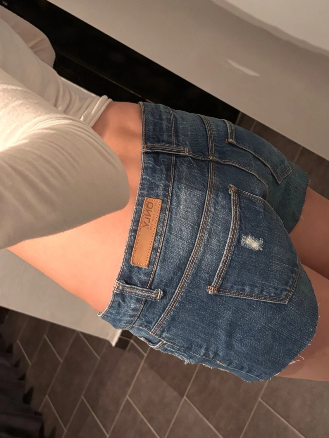 Snygga lågmidjade jeansshorts med slitningar - 2
