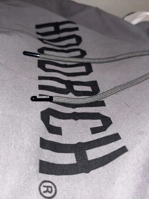 Grå Hoodrich - Hej! Säljer hoodrichen eftersom den är liten för mig. De är nästan helt oanvända har haft på mig typ 3 ggr i månaden. Inga defekter, inge skada eller repor den ska fräscht som den ska. Endast seriösa kunder. Pris diskuteras vid snabb affär.