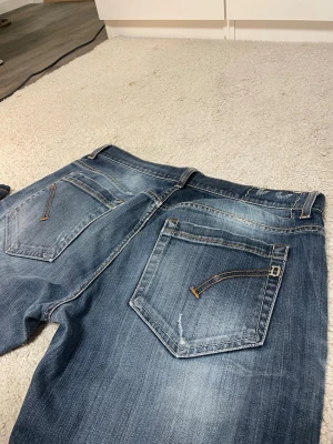 Dondup George - Säljer ett par Dondup George med en sjuk tvätt, jeansen är mörkblåa med detaljer av ljusblå/vit! De är i storlek W34 men passar dig som bär W33 också! Priset är ej hugget i sten! 🪨 hör av er vid intresse🙌