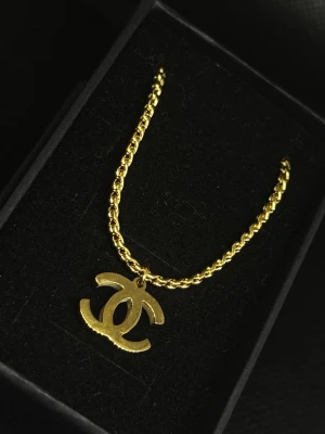 Halsband - Helt ny guldfärgad halsband i rostfritt stål.