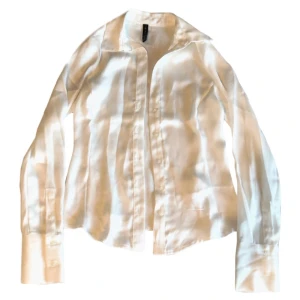 Vit Siden skjorta - Söt vit skjorta i ”siden” aktigt material