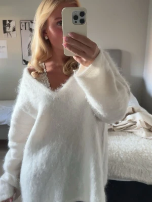 Mohair tröja  - Mysig vit stickad tröja i Mohair med fluffig textur och djup v-ringning. Tröjan har en avslappnad passform och långa ärmar, perfekt för lager-på-lager och en chill look. 🧡🧡🧡