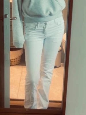 Vita boutcut jeans!! - Säljer dessa vita jeans. Jeansen är boutcut och relativt låga i midjan. Säljer dom då dom inte kommer till användning. Dom är i storlek 176 men sitter som 36/38 (om nån vill ha exakta mått så är det bara att skriva) på insidan av midjan så finns även resor som man kan reglera själv.  Det är bara att höra av sig om ni har frågor, vill ha fler bilder osv. Jag är 172 för referens🩷🩷