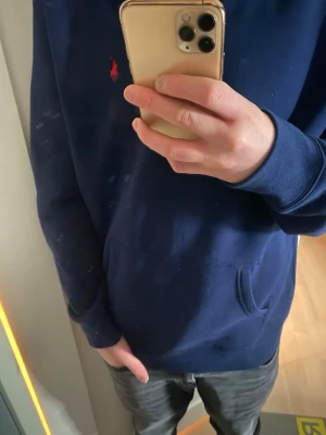 Mörkblå hoodie från Ralph Lauren - Säljer en mörkblå Ralph lauren hoodie i helt nytt skick andvänd 1-2 gånger sedan har de bara legat i min garderob. Den bär storleken XL i barn. Pris kan diskuteras😀