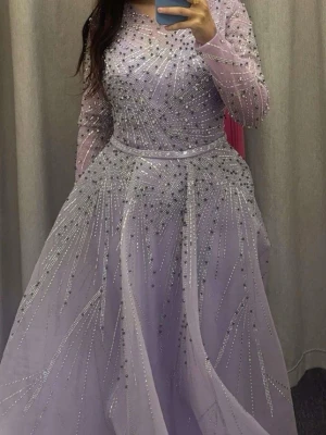 Glittrig lila prinsessklänning för balen - En magisk prinsessklänning i lila med vackert glitter och diamanter som verkligen fångar ljuset. Perfekt till bal för dig som vill sticka ut och känna dig som en dröm. Endast använt en gång på balen. 
