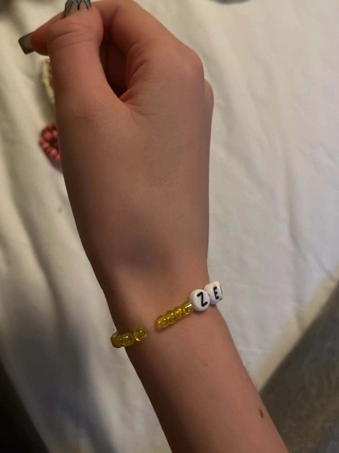 Gult pärlarmband med texten ZENITSU - 2
