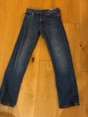 Replay blå jeans straight fit - Feta Replay jeans straight fit passar personer runt 160 dem är använda ett fåtal  gånger hör av er vid frågor och vid snabb affär kan jag sänka priset