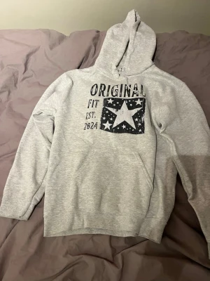 Grå hoodie  - Skön grå hoodie med tryck i storlek S