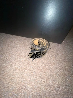 Svart bälte i skinn med metallspänne - Säljer ett klassiskt svart bälte i skinn med ett stilrent metallspänne. Perfekt accessoar för att lyfta vilken outfit som helst. Bältet har en enkel design och passar till både jeans och byxor.