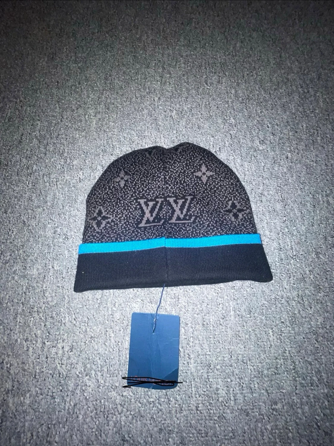 Mörkgrå och blå mössa  - 1