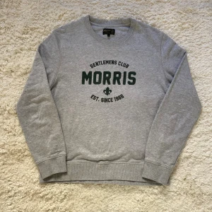 Grå Morris Tröja  - Skick 8/10, Inga tydliga defekter. Storlek M vilket passar 170-180cm. Gåva ingår vid köp!