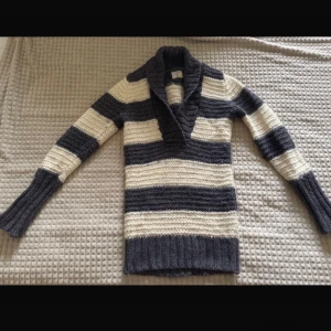 Randig stickad tröja från L.O.G.G. - Mysig stickad tröja från L.O.G.G. Väldiga 2000 vibes. Mörkblå och vita tjocka ränder. Lång och tajta armar.  y2k.